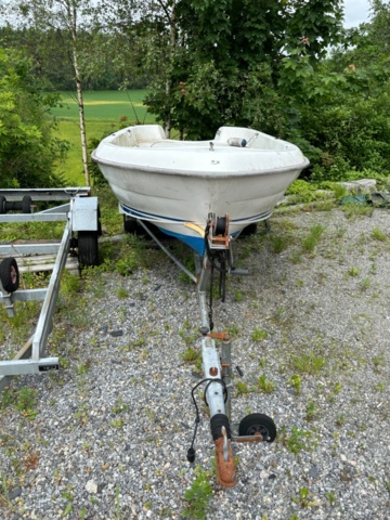 1134582-2 Quicksilver 410 boat with Fågelsta barge.