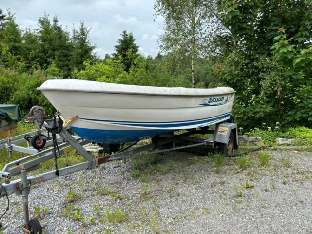 1134582-3 Quicksilver 410 boat with Fågelsta barge.