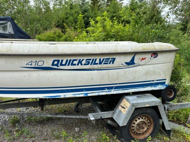 1134582-4 Quicksilver 410 boat with Fågelsta barge.