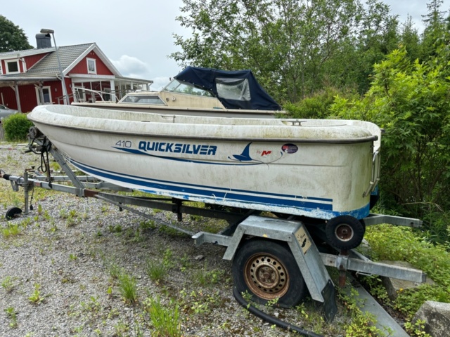 1134582-5 Quicksilver 410 boat with Fågelsta barge.