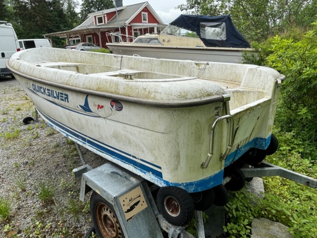 1134582-6 Quicksilver 410 boat with Fågelsta barge.