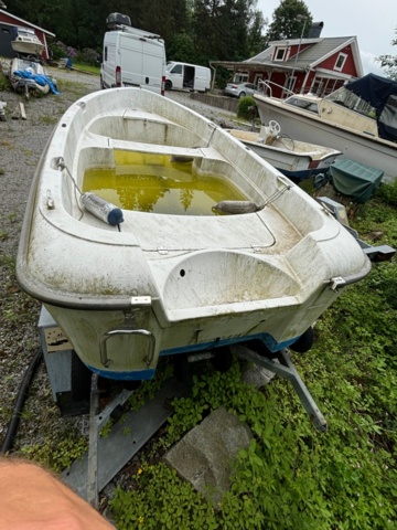 1134582-7 Quicksilver 410 boat with Fågelsta barge.
