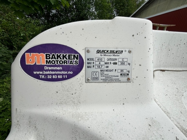 1134582-11 Quicksilver 410 boat with Fågelsta barge.