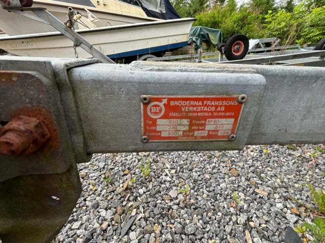 1134582-15 Quicksilver 410 boat with Fågelsta barge.