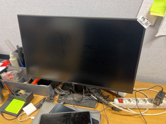 1178829-1 Desktop computer with 5 computer monitors