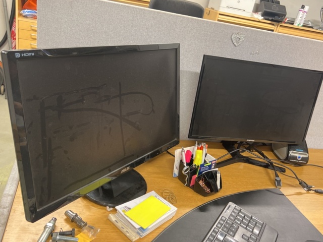 1178829-4 Desktop computer with 5 computer monitors