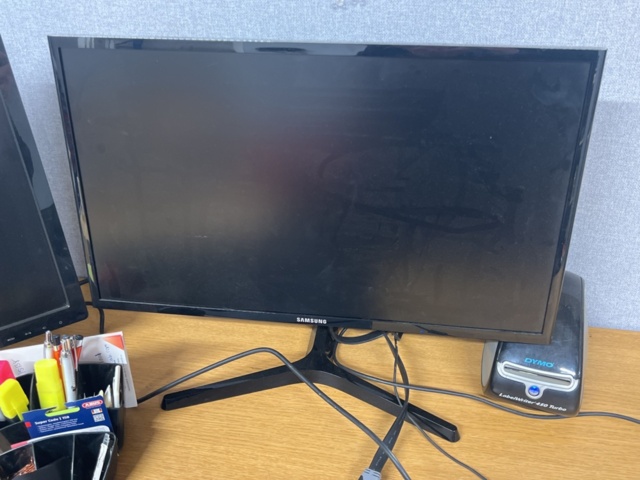 1178829-6 Desktop computer with 5 computer monitors