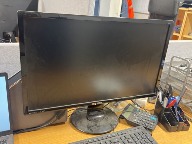 1178829-8 Desktop computer with 5 computer monitors