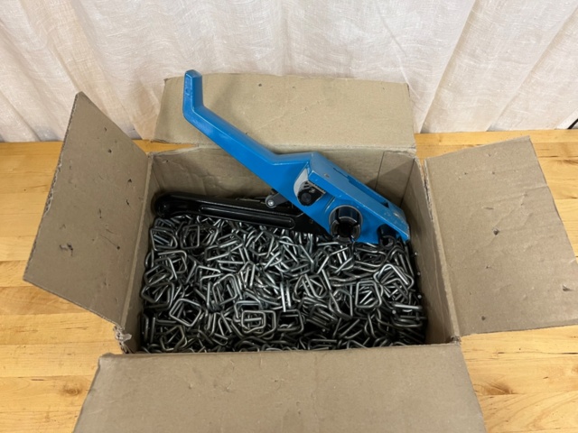 Band tensioners and metal clips approx. 500 pcs - PS Auction - We value ...