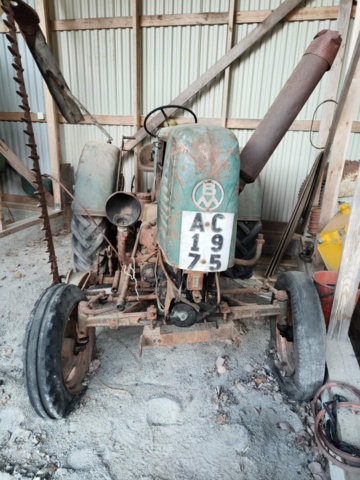 1129447-3 Veteran tractor Volvo BM10 Repair object