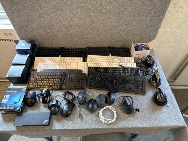 1153469-1 Sortiment med möss, tangentbord och kablar