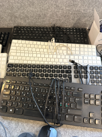 1153469-2 Sortiment med möss, tangentbord och kablar