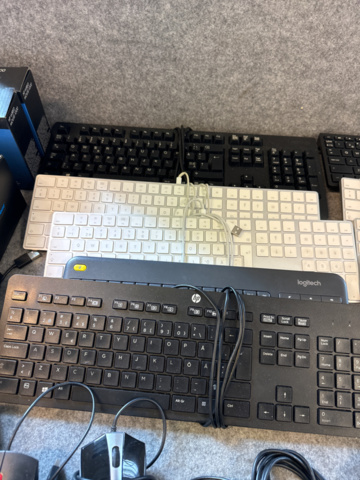 1153469-4 Sortiment med möss, tangentbord och kablar