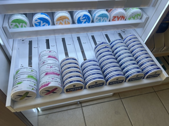 1178868-49 Tobacco lot - Snuff, cigarettes & vapes