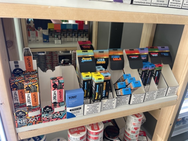 1178868-54 Tobacco lot - Snuff, cigarettes & vapes