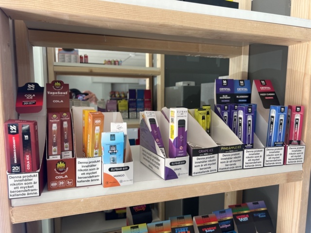 1178868-55 Tobacco lot - Snuff, cigarettes & vapes