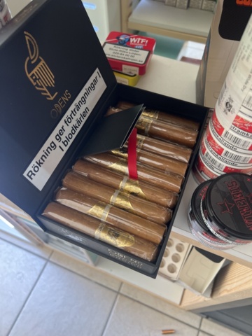 1178868-58 Tobacco lot - Snuff, cigarettes & vapes