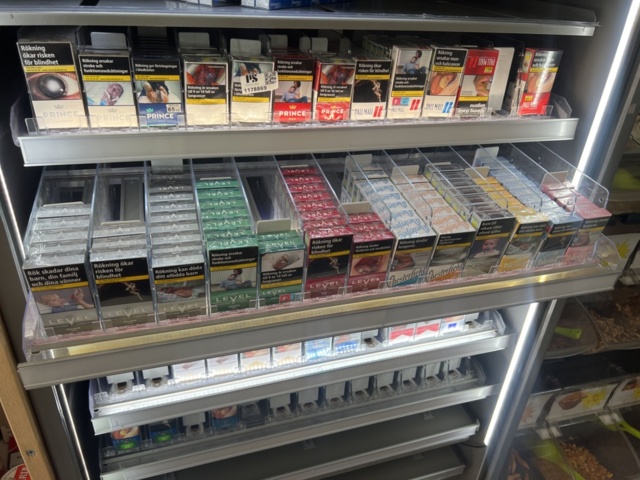 1178868-63 Tobacco lot - Snuff, cigarettes & vapes