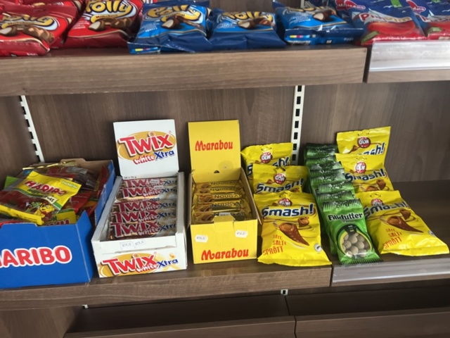 1178870-47 Large batch of food - Energy drinks, chips, sweets and more