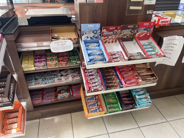 1178870-59 Large batch of food - Energy drinks, chips, sweets and more