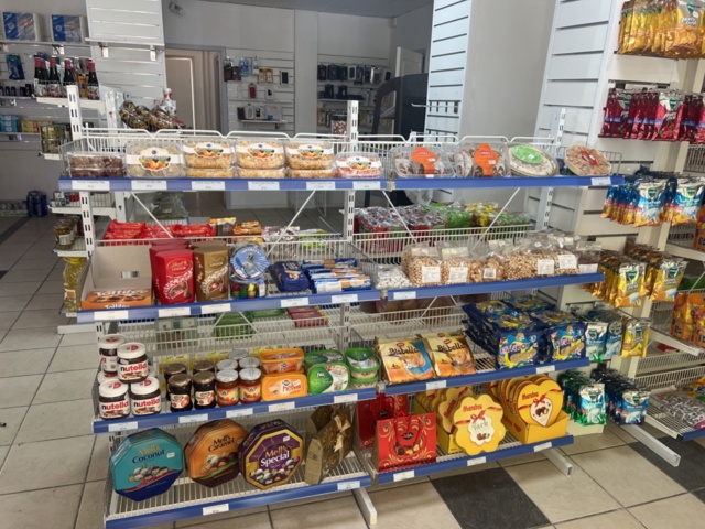 1178870-61 Large batch of food - Energy drinks, chips, sweets and more