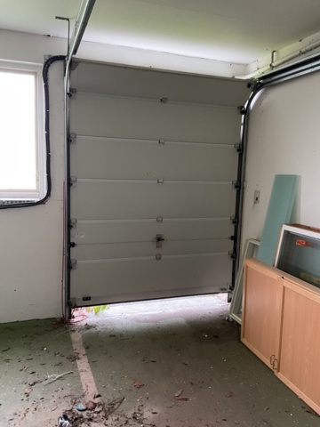 1206200-1 Manual overhead sliding door