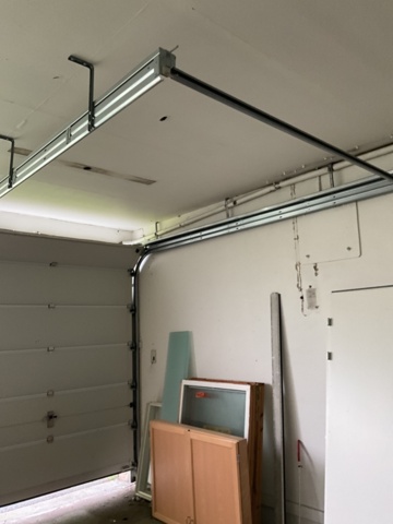 1206200-2 Manual overhead sliding door