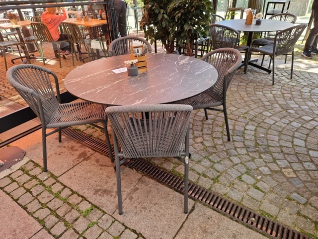 1153546-1 Långsoffa med 2st fasta bord, stolar, runda bord