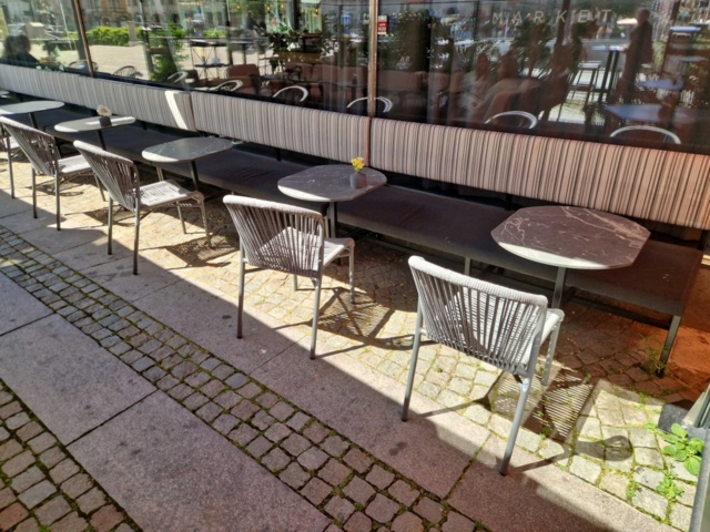 1153546-2 Långsoffa med 2st fasta bord, stolar, runda bord