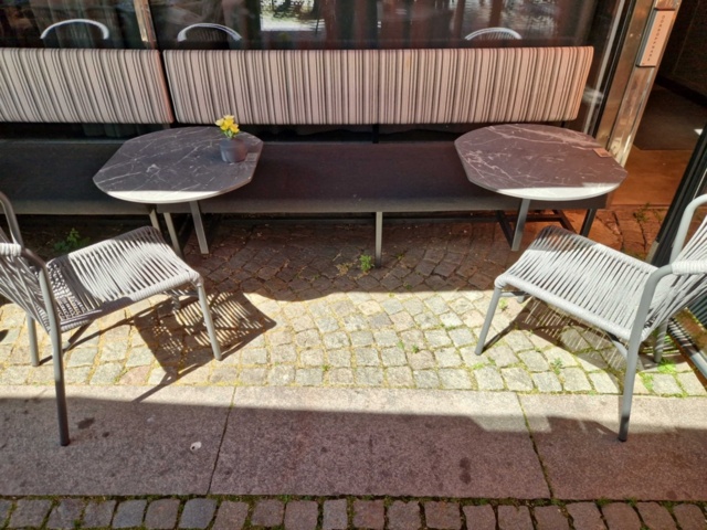 1153546-3 Långsoffa med 2st fasta bord, stolar, runda bord