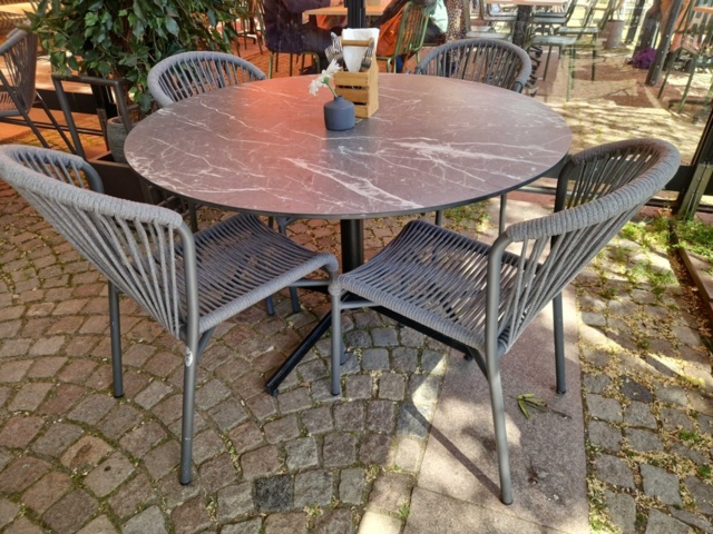 1153546-4 Långsoffa med 2st fasta bord, stolar, runda bord