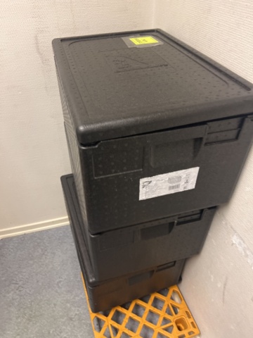 1178929-2 Grid shelves with cans, styrofoam boxes & more