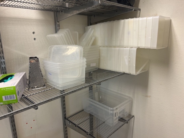 1178929-5 Grid shelves with cans, styrofoam boxes & more