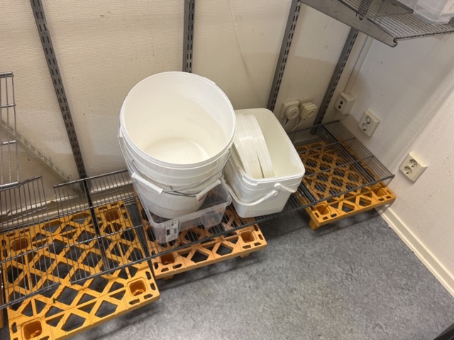 1178929-6 Grid shelves with cans, styrofoam boxes & more