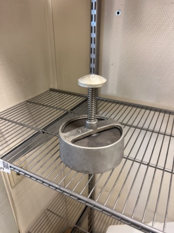 1178929-8 Grid shelves with cans, styrofoam boxes & more