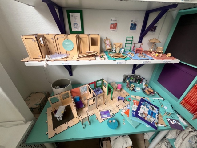 1218660-6 Larger lot with Cribble Craft wooden toys, as well as furnishings, accessories, machines and more