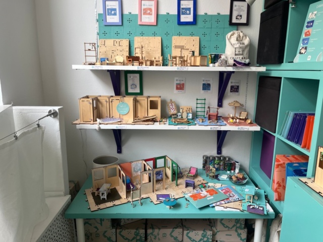 1218660-9 Larger lot with Cribble Craft wooden toys, as well as furnishings, accessories, machines and more