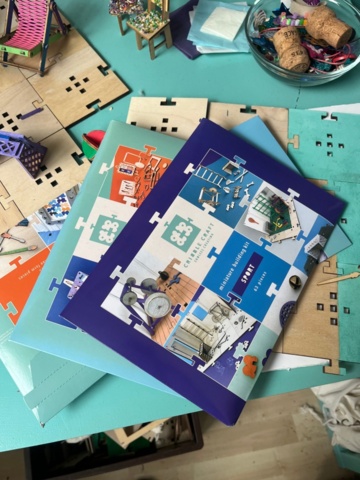 1218660-10 Larger lot with Cribble Craft wooden toys, as well as furnishings, accessories, machines and more