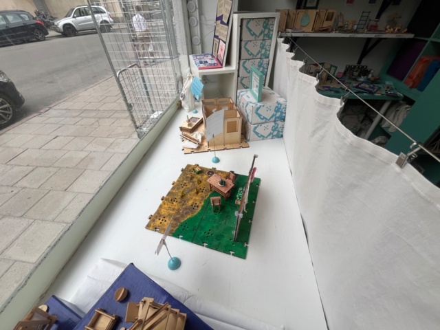 1218660-25 Larger lot with Cribble Craft wooden toys, as well as furnishings, accessories, machines and more