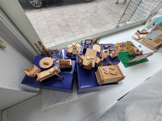 1218660-28 Larger lot with Cribble Craft wooden toys, as well as furnishings, accessories, machines and more