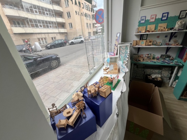 1218660-29 Larger lot with Cribble Craft wooden toys, as well as furnishings, accessories, machines and more