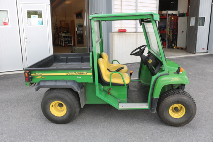 1211154-4 John Deere Gator 4x2 from 2004