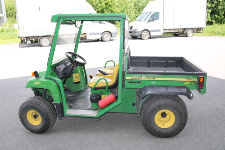 1211154-8 John Deere Gator 4x2 from 2004