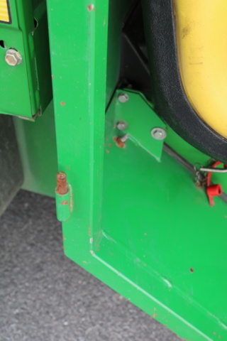 1211154-32 John Deere Gator 4x2 from 2004