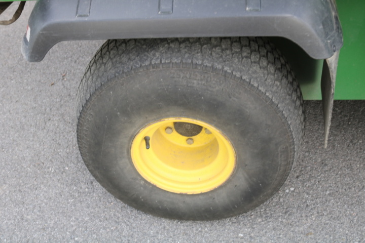 1211154-33 John Deere Gator 4x2 from 2004