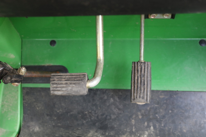 1211154-46 John Deere Gator 4x2 from 2004