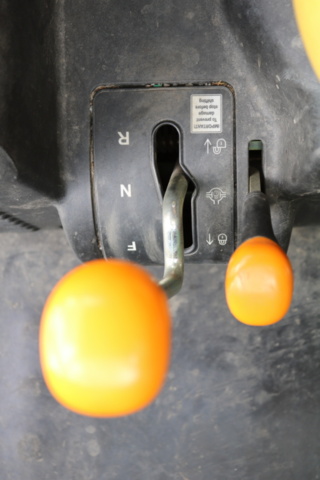 1211154-47 John Deere Gator 4x2 from 2004