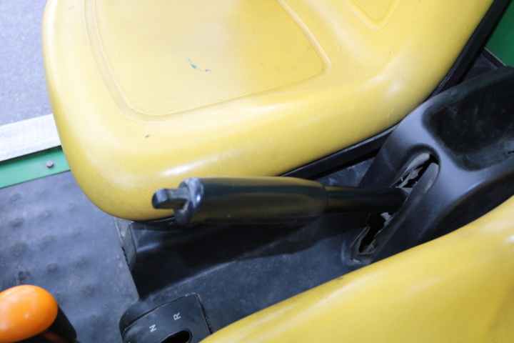 1211154-48 John Deere Gator 4x2 from 2004