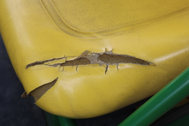 1211154-50 John Deere Gator 4x2 from 2004