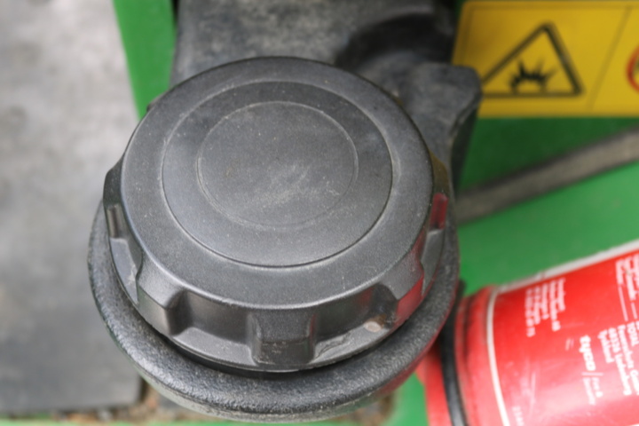 1211154-52 John Deere Gator 4x2 from 2004